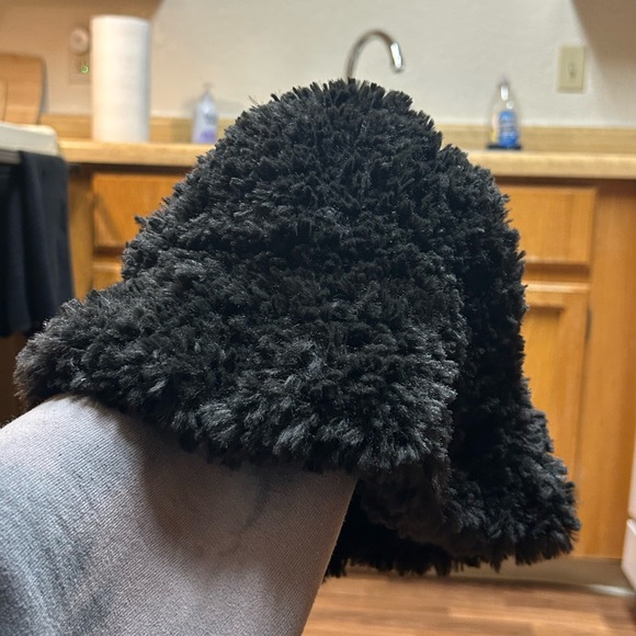 Black knit faux fur floppy bucket hat - Picture 2 of 2